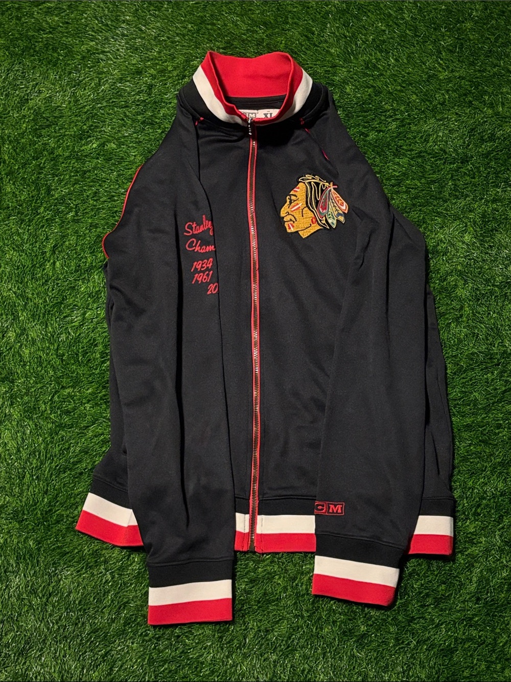 CCM Athletic Equipment Chicago Blackhawks  Red Trim Hockey Team Track Jacket XL